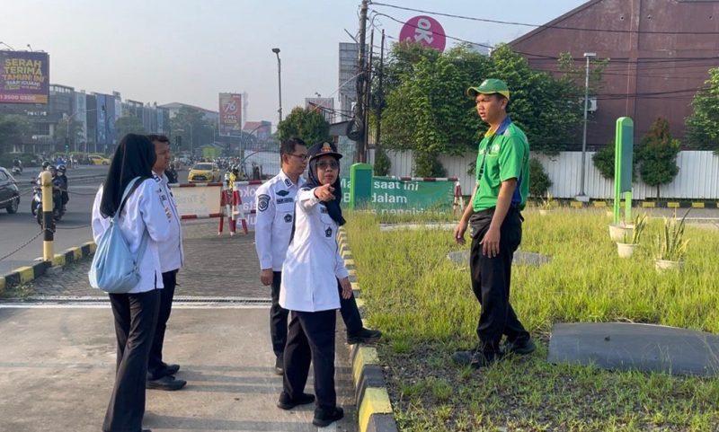 Dinas Perhubungan Tangerang Selatan saat meninjau penyempitan jalan di SPBU Rawa Buntu. (Dok)