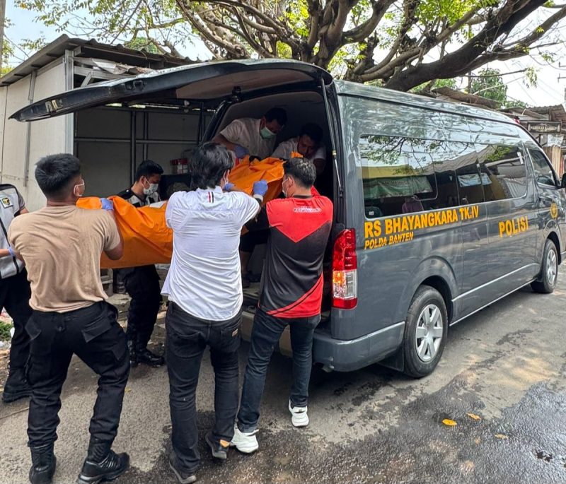 Polisi Evakuasi Mayat Lansia Berinisial AN (70) di Kecamatan Serang, Dok (Ist/Totalbanten.com)