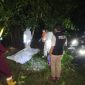 Polisi dan Tim evakuasi korban yang tergantung di pohon rambutan di Cipocok jaya Kota Serang (Dok).