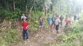 Pemuda Lingkungan Hidup Desa Cikedung gotongroyong Bersih-bersih Jalan, (Dok).
