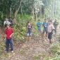 Pemuda Lingkungan Hidup Desa Cikedung gotongroyong Bersih-bersih Jalan, (Dok).