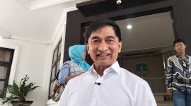 Wakil Gubernur Banten, Dimyati Natakusumah saat memberikan keterangan terkait dugaan alih fungsi Kali Ciputat, Tangerang Selatan. (Dok. TotalBanten.com)