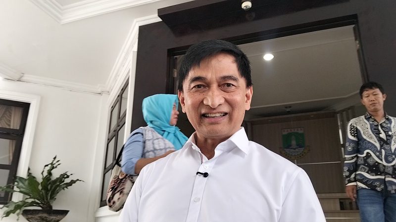 Wakil Gubernur Banten, Dimyati Natakusumah saat memberikan keterangan terkait dugaan alih fungsi Kali Ciputat, Tangerang Selatan. (Dok. TotalBanten.com)