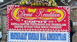 Karangan bunga yang dikirim masyarakat di depan kantor BPN Pandeglang. (Dok)