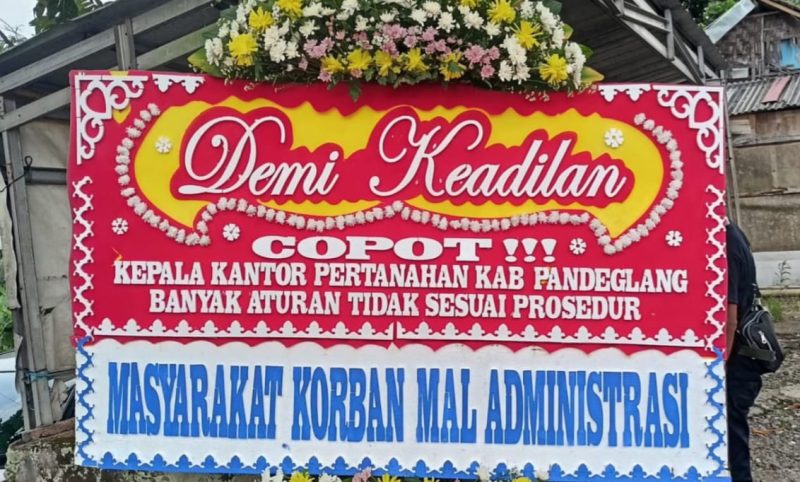 Karangan bunga yang dikirim masyarakat di depan kantor BPN Pandeglang. (Dok)
