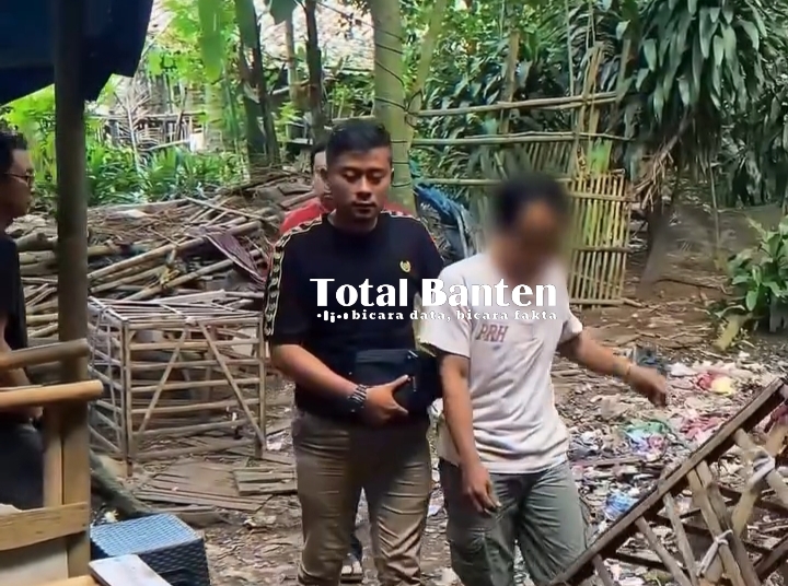 Polisi saat Menggerebek Judi Sambung Ayam di Kabupaten Tangerang. (Dok)