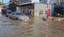 Suasana Banjir Menggenangi Ruas Jalan di Kawasan Perumahan Taman Mangu Indah, kota Tanggerang Selatan, Dok : (Totalbanten.com)