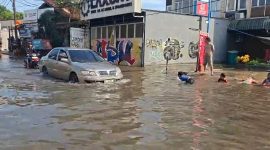 Suasana Banjir Menggenangi Ruas Jalan di Kawasan Perumahan Taman Mangu Indah, kota Tanggerang Selatan, Dok : (Totalbanten.com)