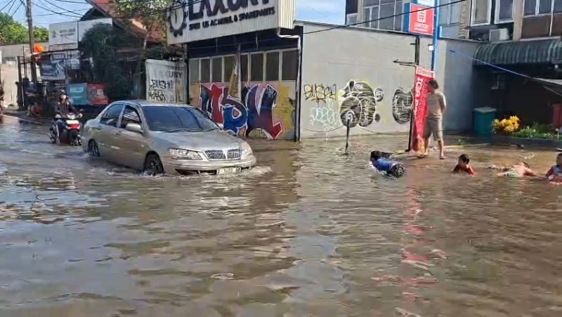 Suasana Banjir Menggenangi Ruas Jalan di Kawasan Perumahan Taman Mangu Indah, kota Tanggerang Selatan, Dok : (Totalbanten.com)