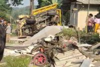 Truk Menabrak Warung Milik Warga Desa Banjarwangi Kecamatan Pulosari dok; (Guntur). 