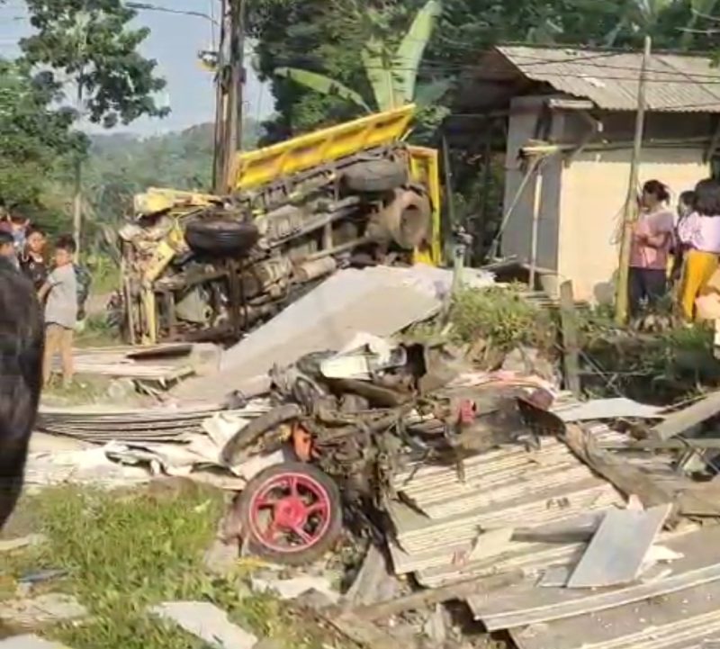Truk Menabrak Warung Milik Warga Desa Banjarwangi Kecamatan Pulosari dok; (Guntur). 