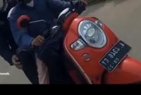 Dua Pelaku Curanmor saat membawa kabur motor curian. (Dok)