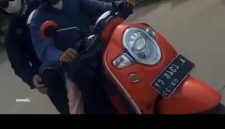 Dua Pelaku Curanmor saat membawa kabur motor curian. (Dok)