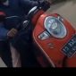 Dua Pelaku Curanmor saat membawa kabur motor curian. (Dok)