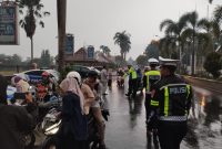 Petugas saat Melakukan Razia di Alun-alun Pandeglang. (Foto : Guntur/TotalBanten)