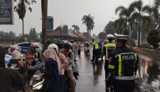 Petugas saat Melakukan Razia di Alun-alun Pandeglang. (Foto : Guntur/TotalBanten)