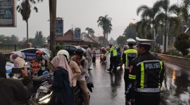 Petugas saat Melakukan Razia di Alun-alun Pandeglang. (Foto : Guntur/TotalBanten)