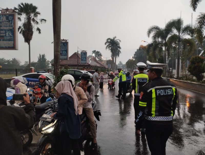 Petugas saat Melakukan Razia di Alun-alun Pandeglang. (Foto : Guntur/TotalBanten)