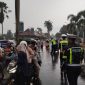 Petugas saat Melakukan Razia di Alun-alun Pandeglang. (Foto : Guntur/TotalBanten)