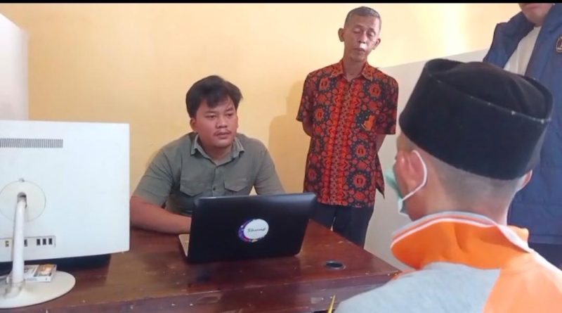 SH (40) sedang menjalani pemeriksaan atas kasus dugaan pencabulan di Polres Pandeglang. (Dok)