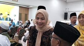 Bupati Serang Ratu Rachmatuzakiyah Saat Menyambut Jemaah Haji dari Tanah Suci