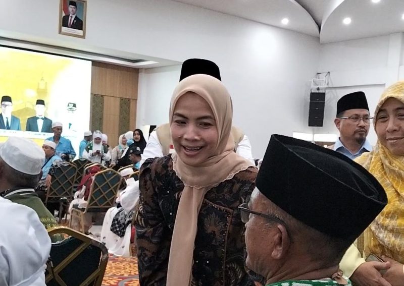 Bupati Serang Ratu Rachmatuzakiyah Saat Menyambut Jemaah Haji dari Tanah Suci