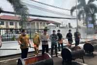 Kepala Kejari bersama Jajaran Polres Pandeglang dan TNI dalam kegiatan pemusnahan 62 barang bukti yang telah inkrah