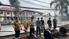Kepala Kejari bersama Jajaran Polres Pandeglang dan TNI dalam kegiatan pemusnahan 62 barang bukti yang telah inkrah