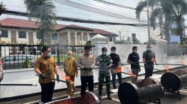 Kepala Kejari bersama Jajaran Polres Pandeglang dan TNI dalam kegiatan pemusnahan 62 barang bukti yang telah inkrah