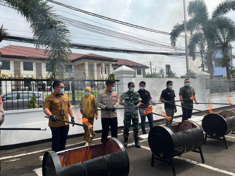 Kepala Kejari bersama Jajaran Polres Pandeglang dan TNI dalam kegiatan pemusnahan 62 barang bukti yang telah inkrah