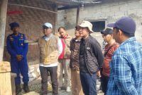 Kepala DPRKP Kabupaten Serang, Okeu Oktaviana saat meninjau RTLH di Pulau Tunda. (Dok)
