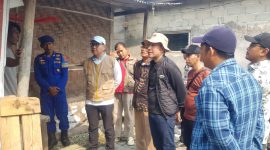 Kepala DPRKP Kabupaten Serang, Okeu Oktaviana saat meninjau RTLH di Pulau Tunda. (Dok)