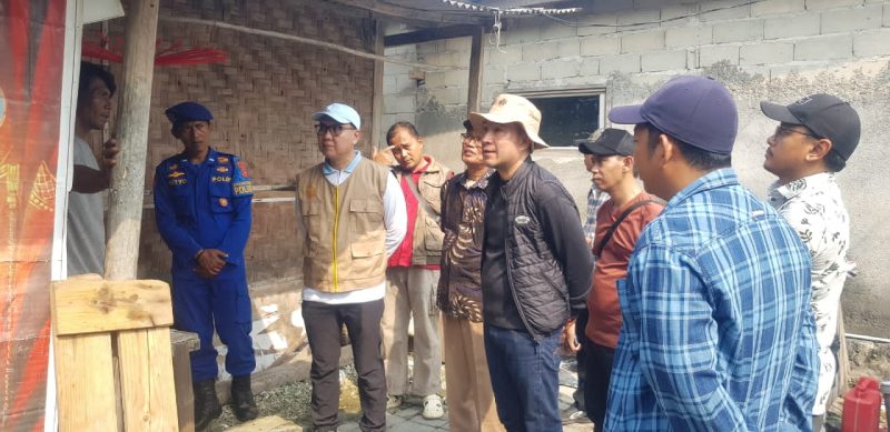 Kepala DPRKP Kabupaten Serang, Okeu Oktaviana saat meninjau RTLH di Pulau Tunda. (Dok)