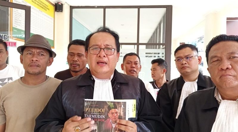 Kuasa Hukum Erwanto saat Memberikan Keterangan Pers di PN Pandeglang. (Guntur/Total Banten)