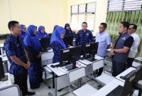 Gubernur Banten, Andra Soni saat meninjau SPMB Banten 2026 di Kota Cilegon. (Dok)