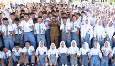 Gubernur Banten Andra Soni Bersama Siswa Sekolah Menengah Atas di Banten