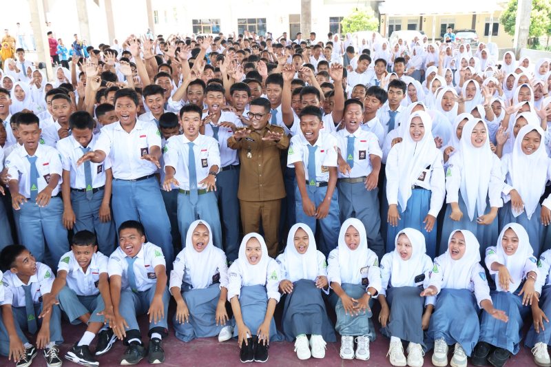 Gubernur Banten Andra Soni Bersama Siswa Sekolah Menengah Atas di Banten