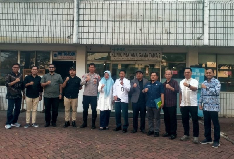 Foto Bersama di Depan Kelinik Pratama Gama Tama 2 Kawasan PT Nikomas Grmilang. Dok (Ist/Totalbanten.com).