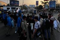 Puluhan Mahasiswa aksi unjuk rasa di lampumerah Ciceri Kota Serang, Dok: (Ist/Totalbanten.com)