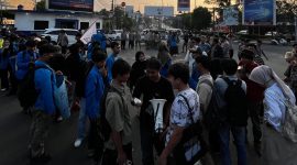 Puluhan Mahasiswa aksi unjuk rasa di lampumerah Ciceri Kota Serang, Dok: (Ist/Totalbanten.com)