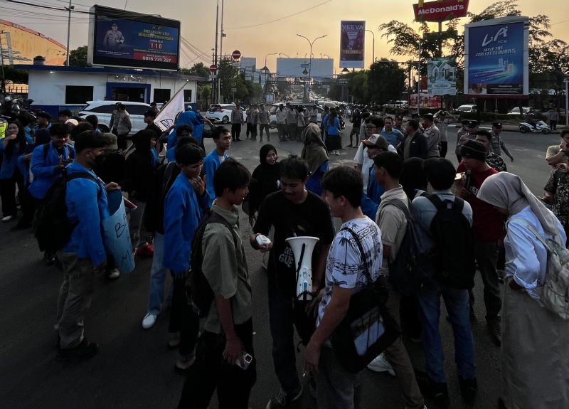 Puluhan Mahasiswa aksi unjuk rasa di lampumerah Ciceri Kota Serang, Dok: (Ist/Totalbanten.com)