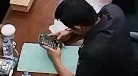 Salah Satu Anggota Dewan Kabupaten Pandeglang, Bermain Telpon genggam Saat Sidang Paripurna, Dok (Gun/Totalbanten.com)