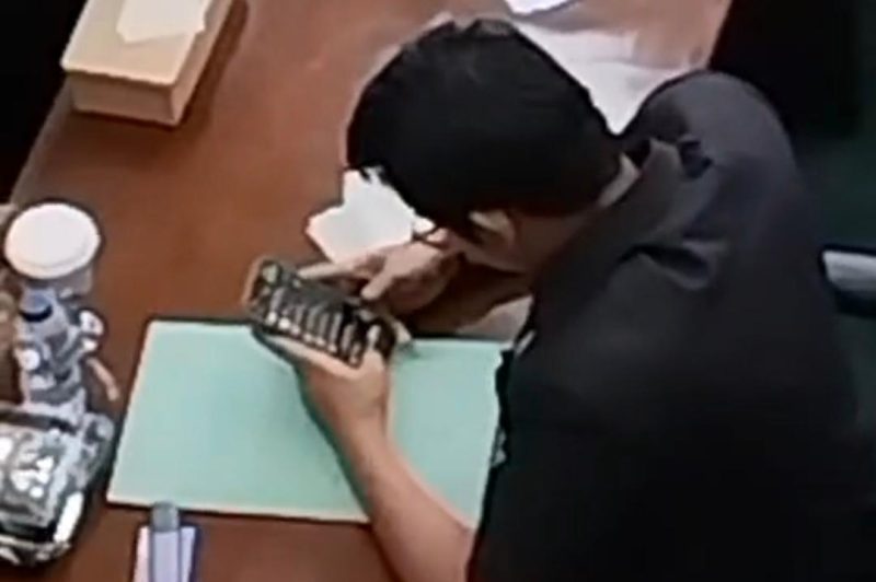 Salah Satu Anggota Dewan Kabupaten Pandeglang, Bermain Telpon genggam Saat Sidang Paripurna, Dok (Gun/Totalbanten.com)