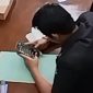 Salah Satu Anggota Dewan Kabupaten Pandeglang, Bermain Telpon genggam Saat Sidang Paripurna, Dok (Gun/Totalbanten.com)