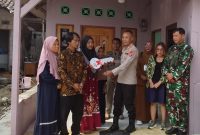 Kapolsek Pamarayan AKP Yusuf Ependi Serahkan Kunci Bedah Rumah Kartika Desa Binong, Kecamatan Pamarayan, Kabupaten Serang (dok). 