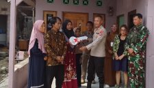Kapolsek Pamarayan AKP Yusuf Ependi Serahkan Kunci Bedah Rumah Kartika Desa Binong, Kecamatan Pamarayan, Kabupaten Serang (dok).