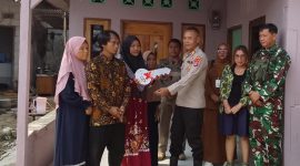 Kapolsek Pamarayan AKP Yusuf Ependi Serahkan Kunci Bedah Rumah Kartika Desa Binong, Kecamatan Pamarayan, Kabupaten Serang (dok). 