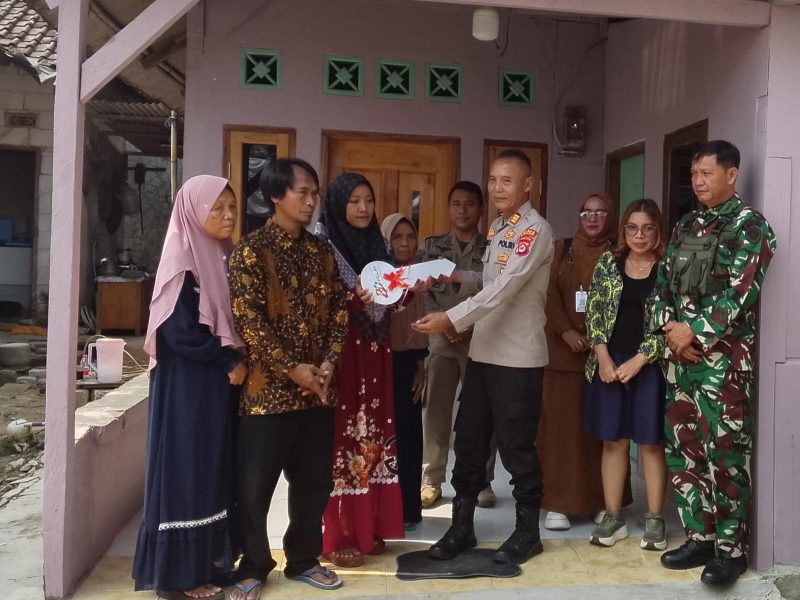 Kapolsek Pamarayan AKP Yusuf Ependi Serahkan Kunci Bedah Rumah Kartika Desa Binong, Kecamatan Pamarayan, Kabupaten Serang (dok). 