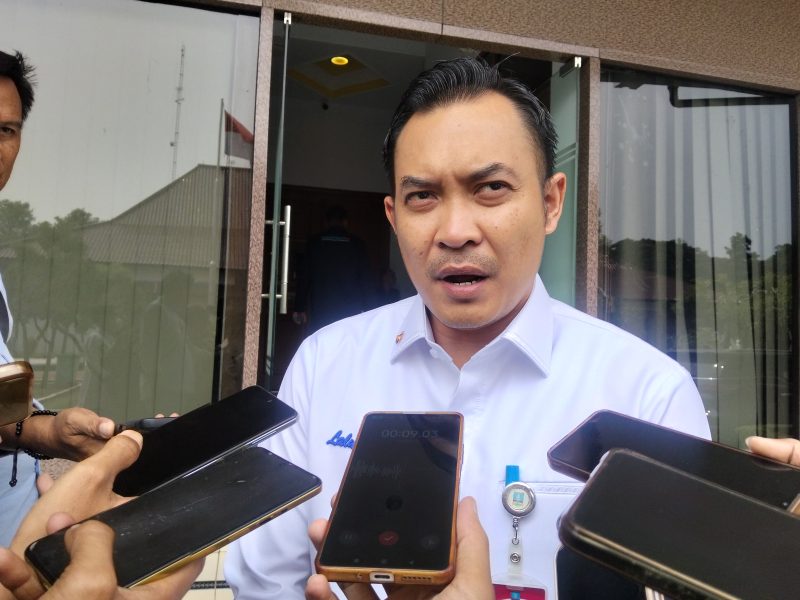 Kepala Bapenda Kabupaten Serang, Lalu Farhan Nugraha saat memberikan keterangan pers. (Foto; Engkos Kosasih/Total Banten)