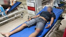 Dua anggota Polda Banten saat dirawat di RSDP Kabupaten Serang. (Dok)